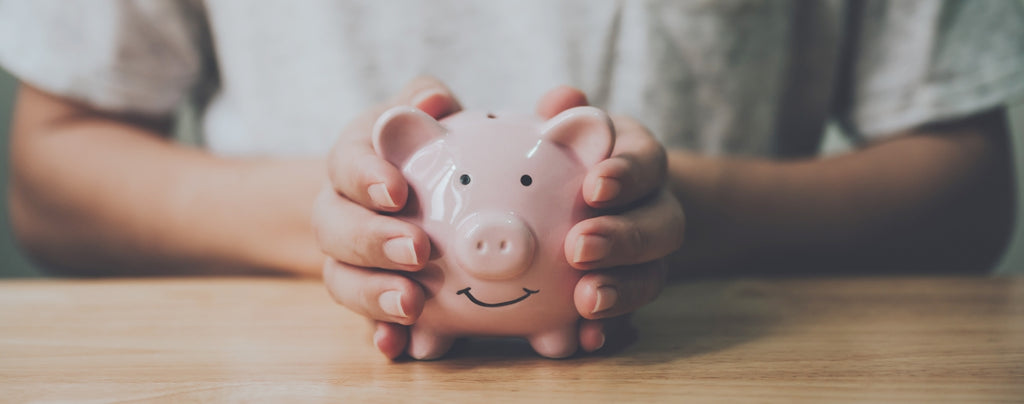 Ein Sparschwein, was symbolisch für das Konzept des Geld Sparens steht.